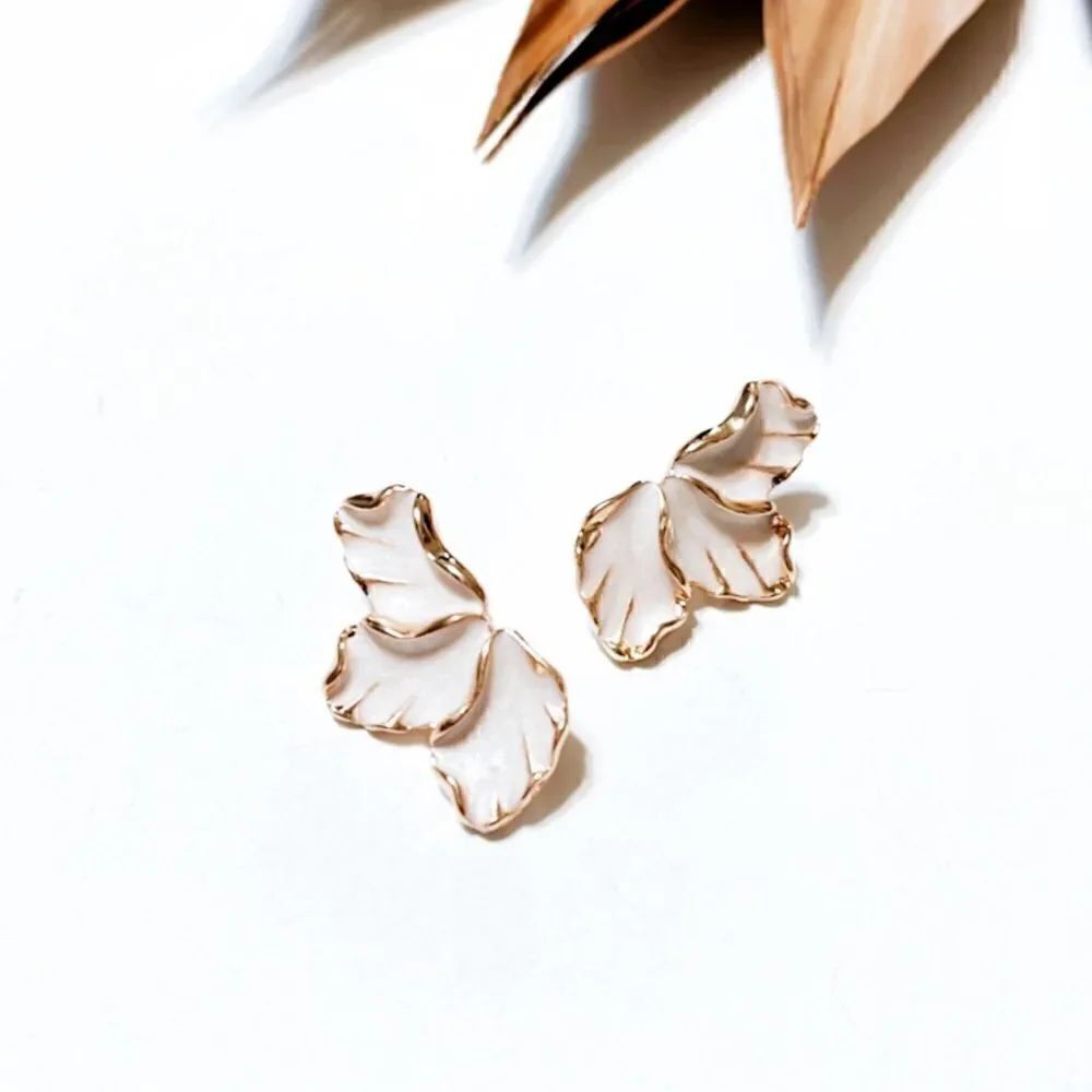 White flower earrings  S605